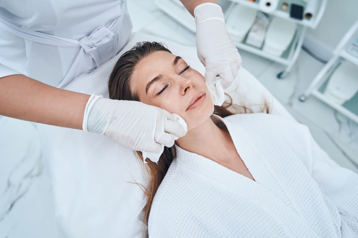 Reiniging en voorbereiding van de huid vóór een definitieve laserontharing
