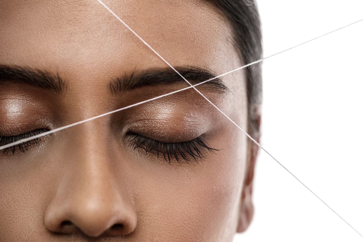 Wenkbrauwen worden onthaard met threading