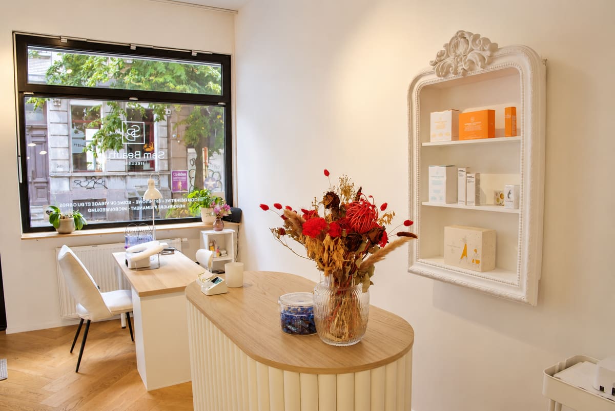 Comptoir d’accueil de l’institut avec bouquet de fleurs séchées