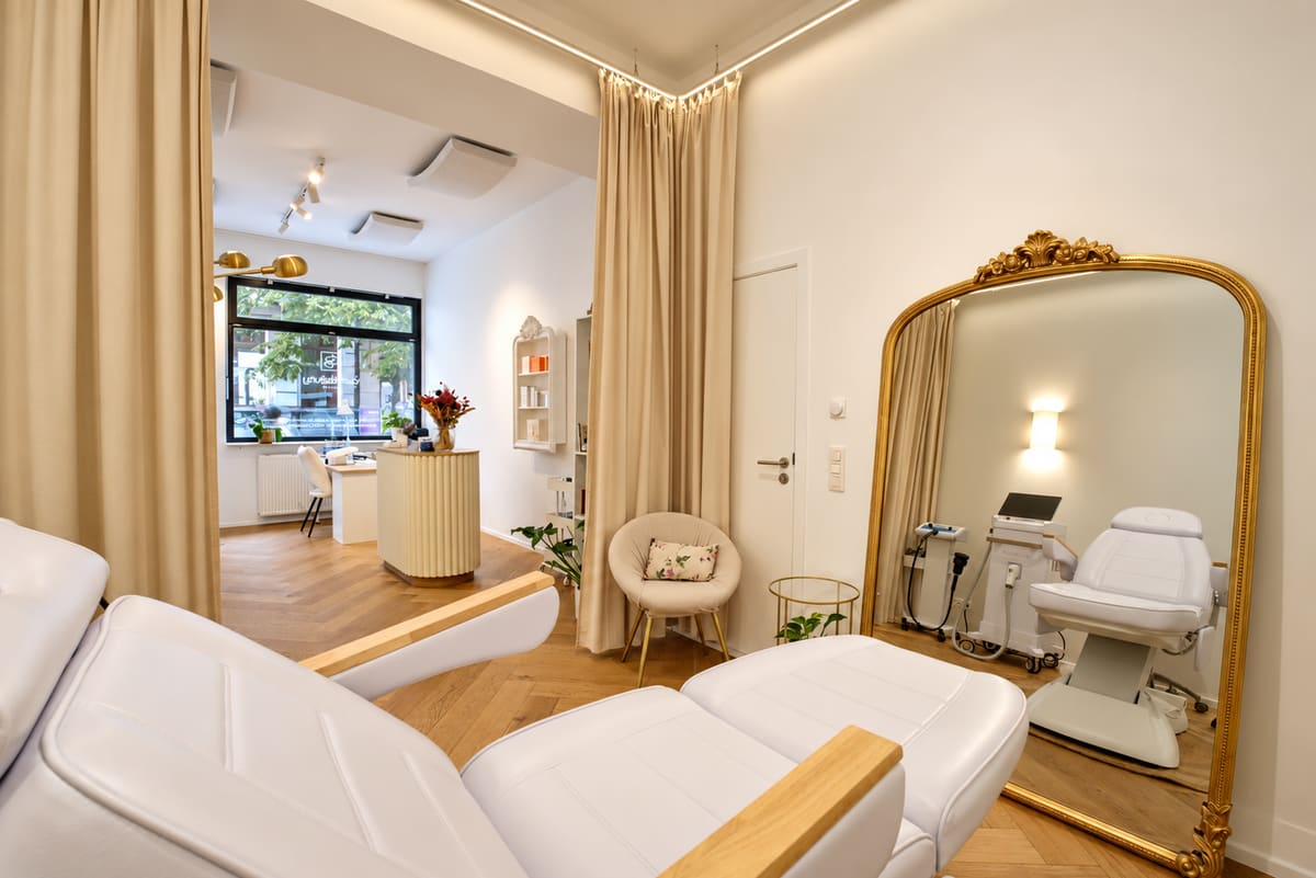 Cabine de soins avec fauteuil et grand miroir doré