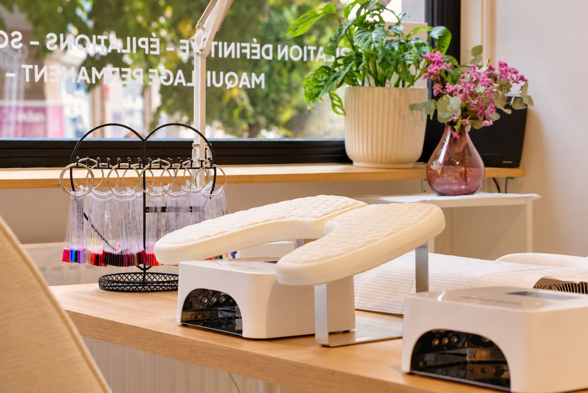 Espace manucure de Sam Beauty avec lampes et nuancier de vernis