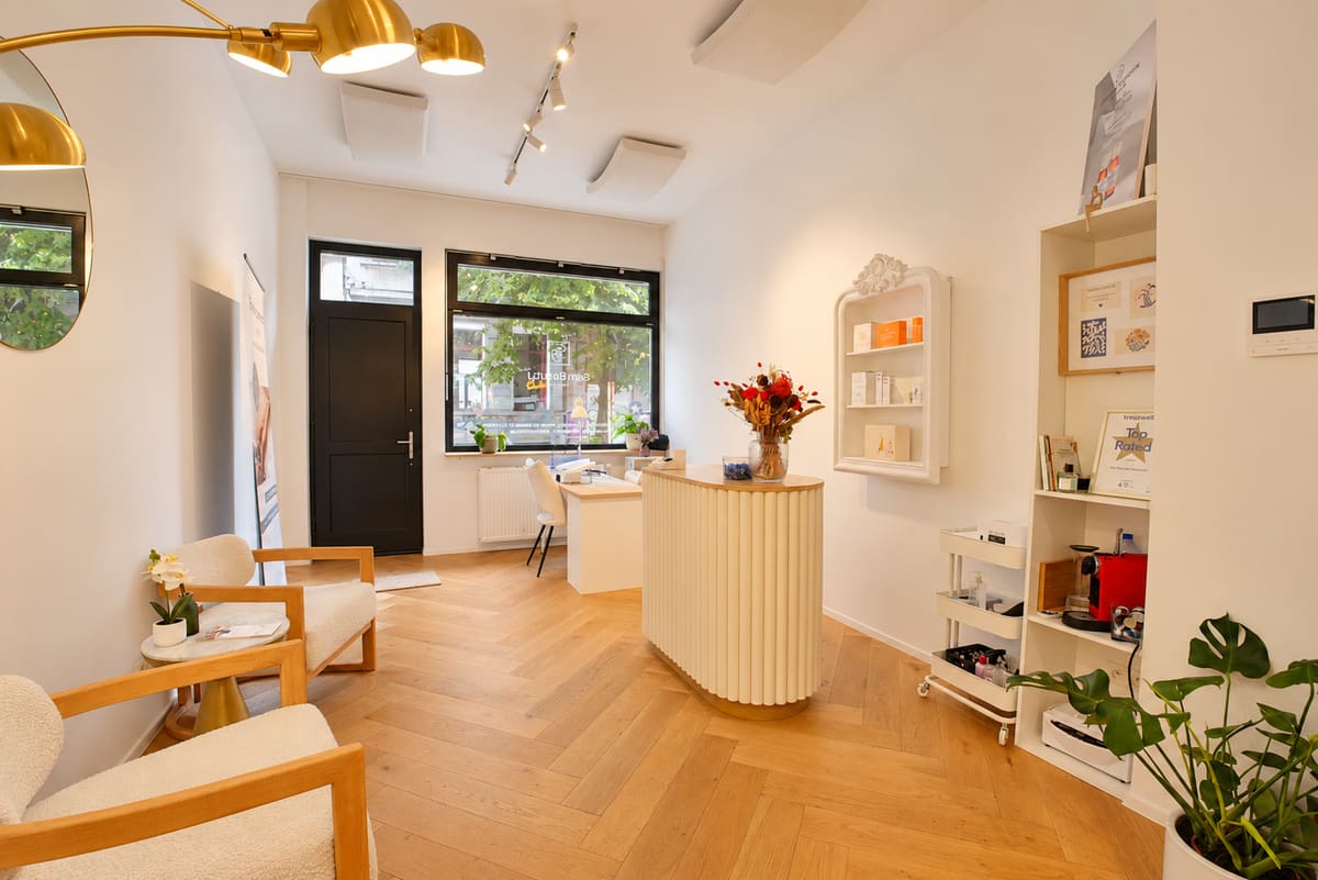 Salon lumineux de l’institut Sam Beauty à Ixelles, accueil et fauteuils