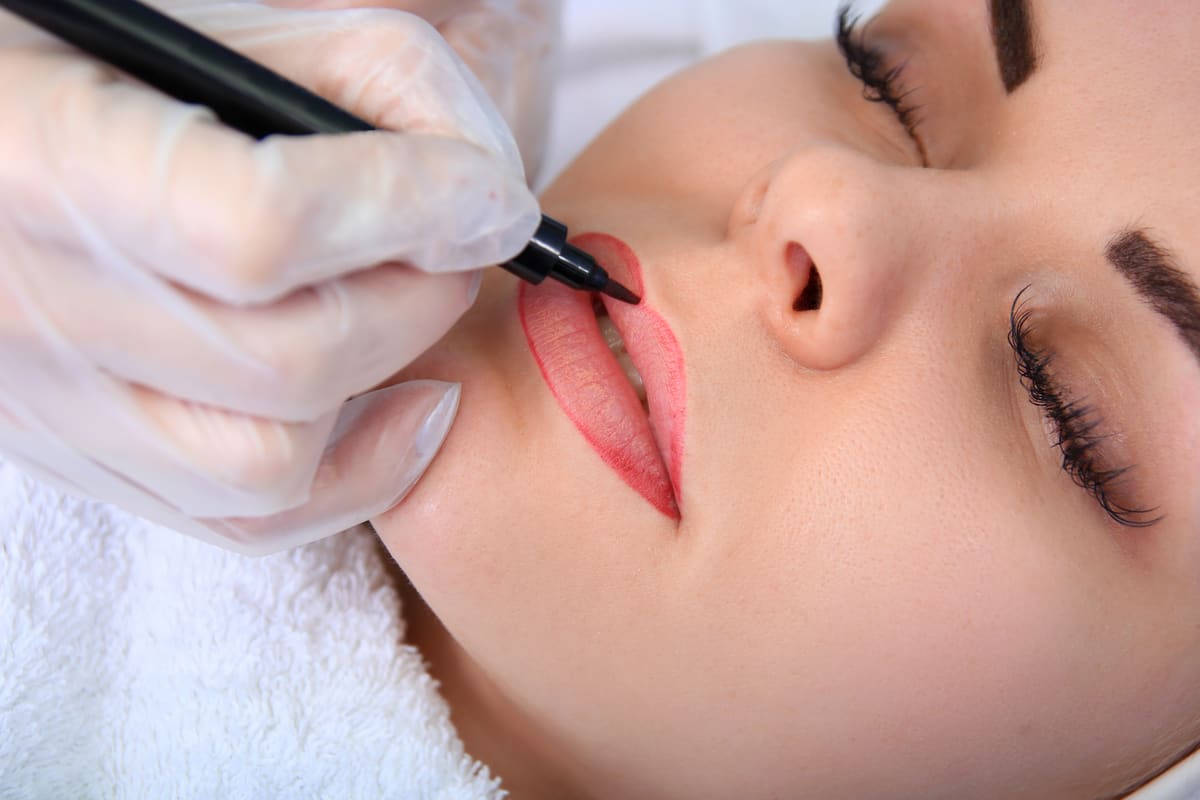 Lip micropigmentation with a permanent make-up machine for a natural outline and colour