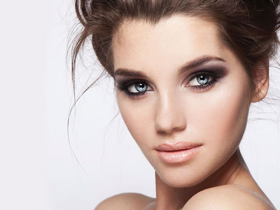 Avondmake-up met smoky eyes en een stralende teint
