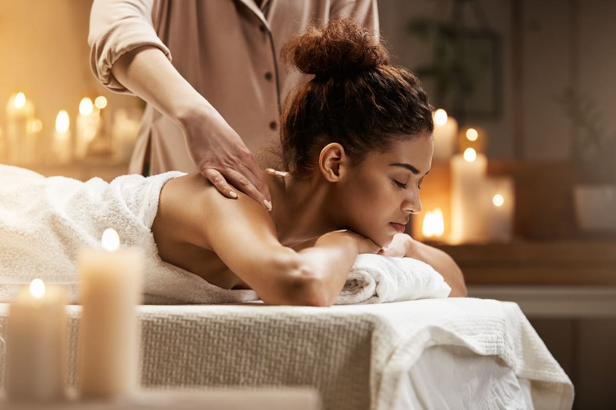 Ontspannende rugmassage met olie bij kaarslicht