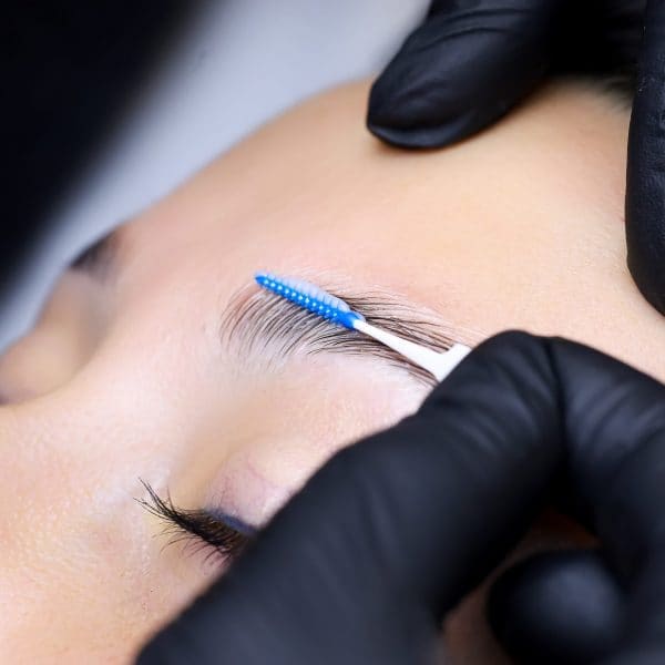Wenkbrauwen worden geborsteld tijdens een wenkbrauwlaminatie (browlift)
