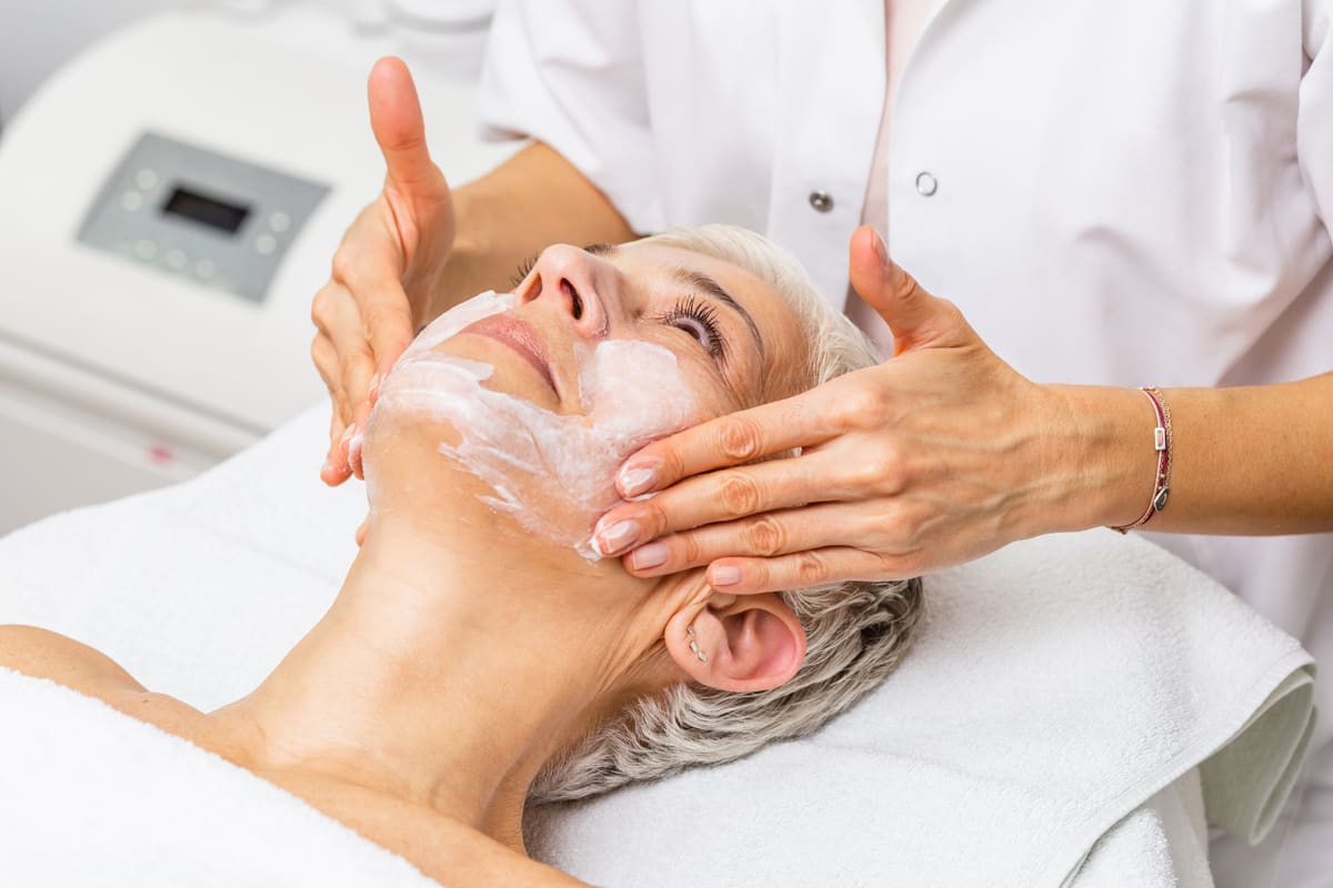 Lifting face massage during a Synergie anti-ageing facial